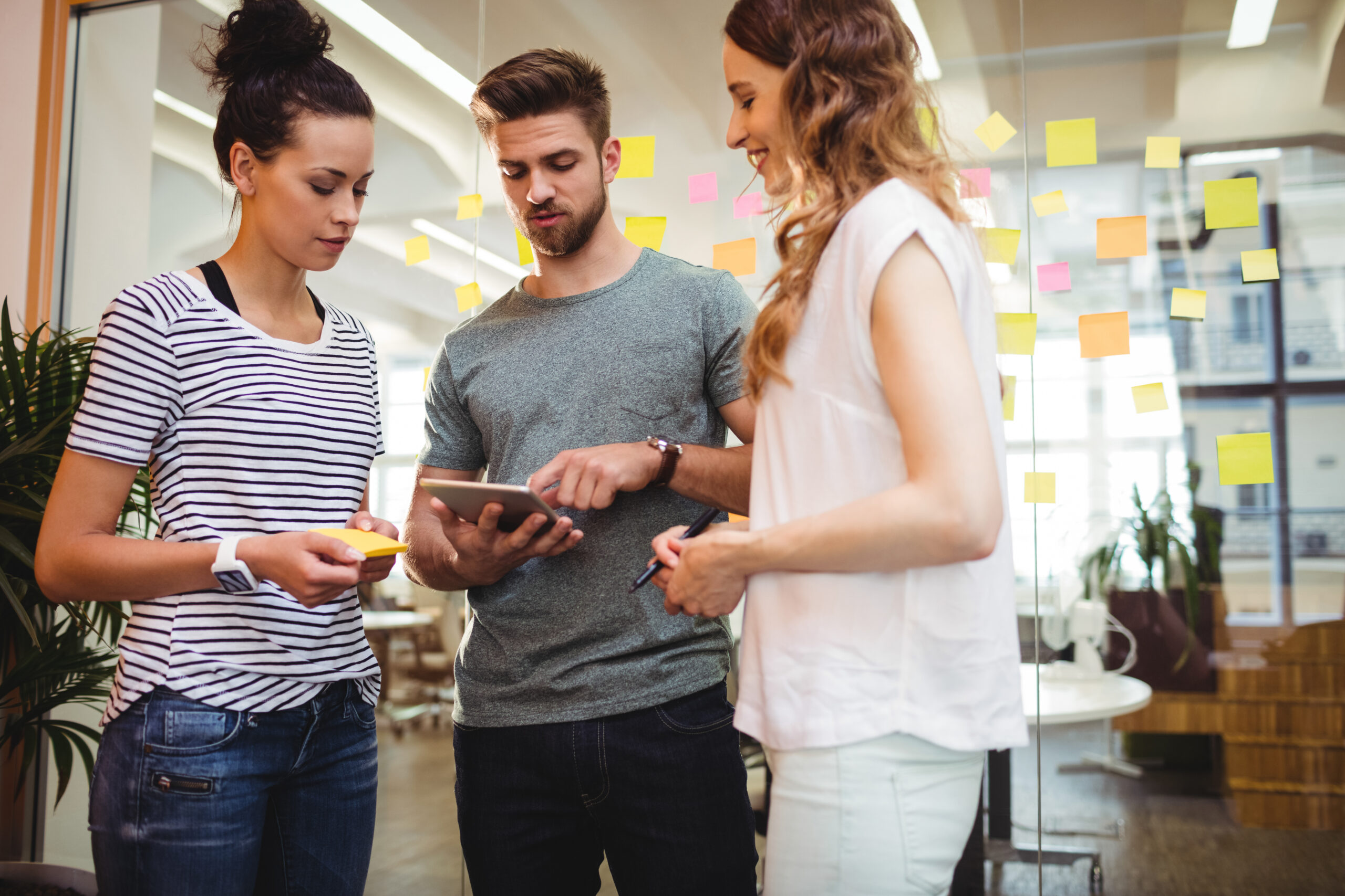 Ejecutivos de empresa utilizan la tableta digital en la oficina para desarrollo web